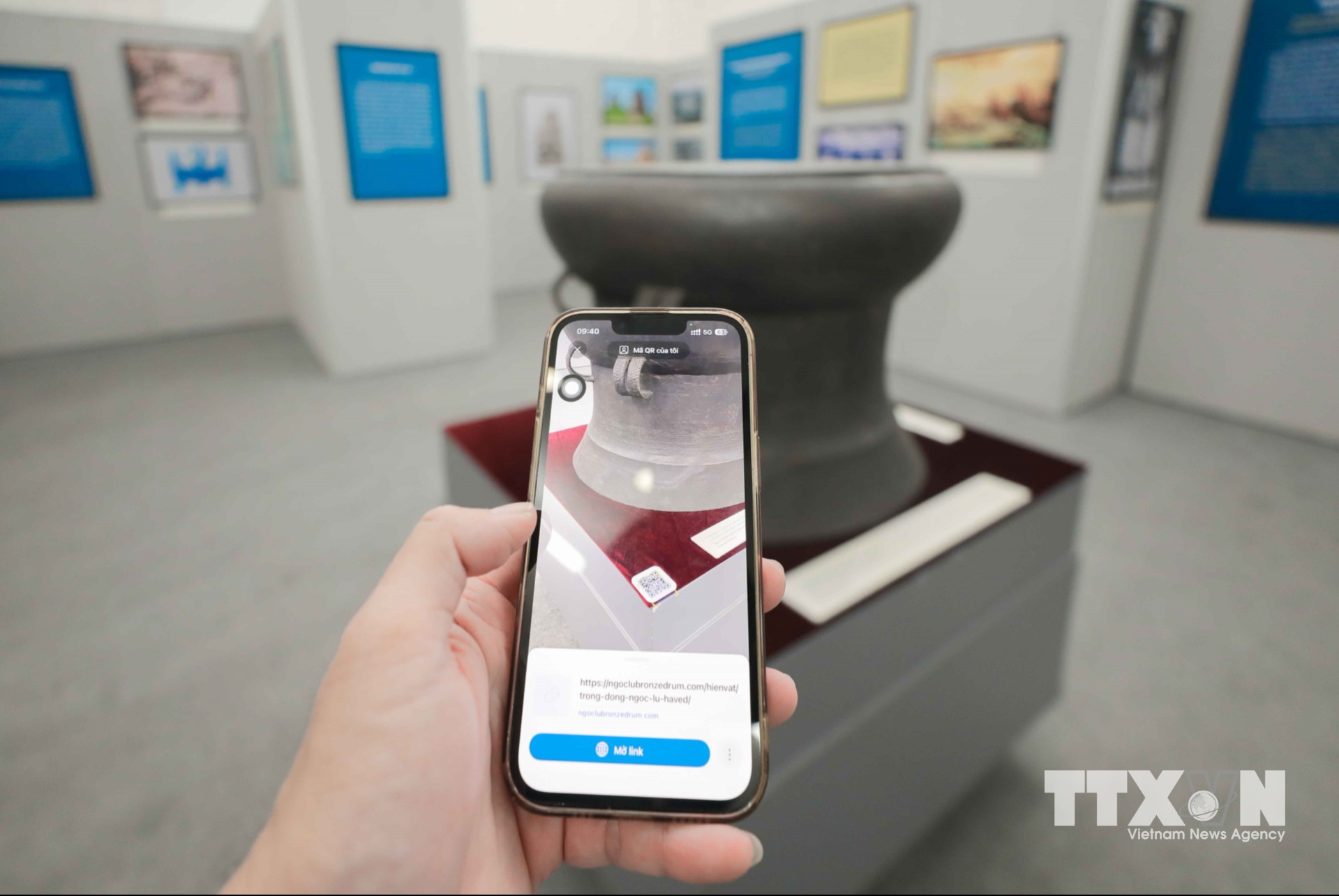 Chỉ với một lần quét mã QR, du khách có thể dễ dàng tra cứu thông tin về các bảo vật được số hóa tại Bảo tàng Lịch sử Quốc gia, thuận tiện tìm hiểu giá trị lịch sử, văn hóa của hiện vật. (Ảnh: Phan Phương/TTXVN)